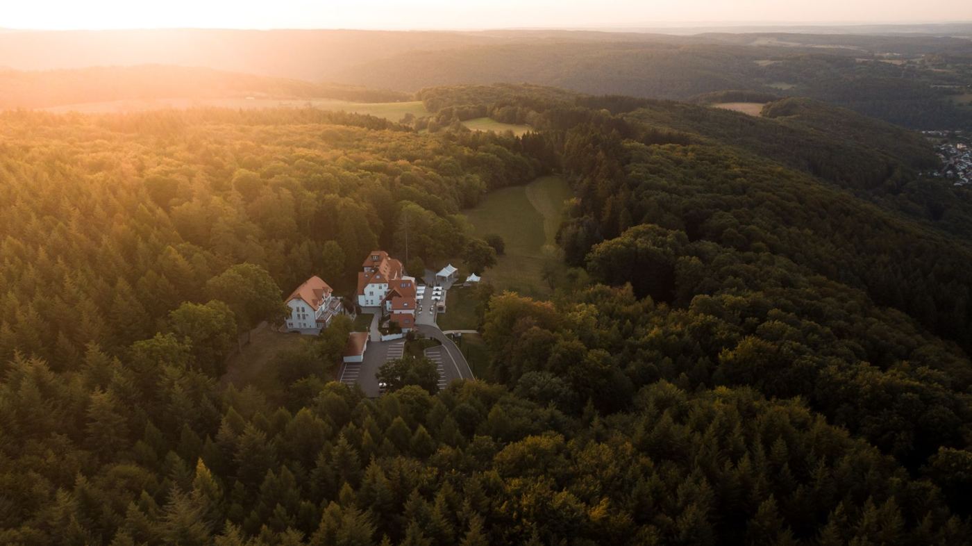 Hoher Darsberg aus der Luft im Abendlicht