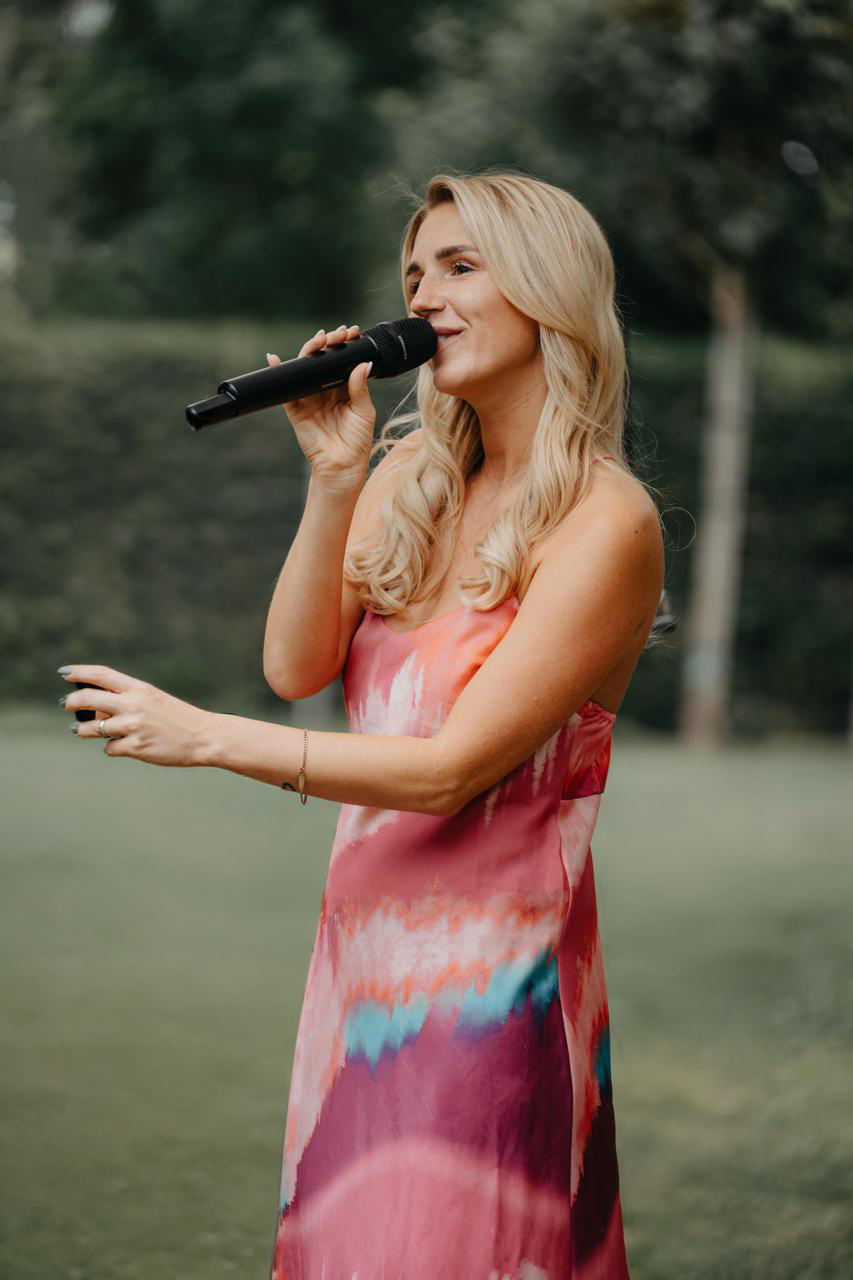 Laura Ritter singt